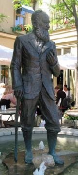 Shaw Statue in front of the Shaw Cafe and Wine Bar